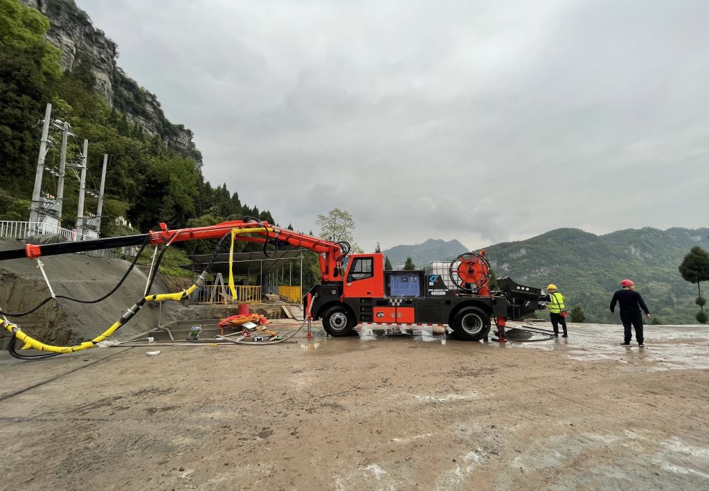 混凝土濕噴臺車不僅提高了施工效率和質(zhì)量，還能保障工人健康(圖1)