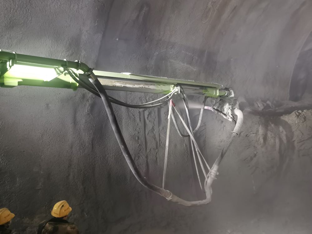 濕噴混凝土技術(shù)和濕噴機(jī)械手的應(yīng)用，逐漸成為隧道施工中的重要技術(shù)手段(圖1)