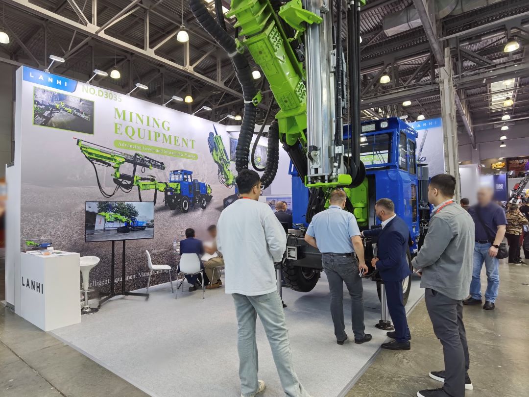 藍海礦用鑿巖臺車俄羅斯國際礦業(yè)世界展會上的精彩呈現(xiàn)(圖3)