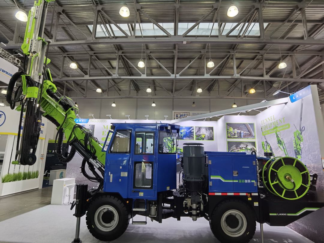 藍海礦用鑿巖臺車俄羅斯國際礦業(yè)世界展會上的精彩呈現(xiàn)(圖4)