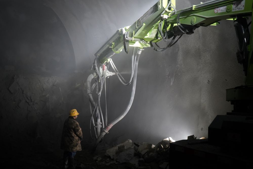 隧道濕噴機械手，一種集多種功能于一體的大型混凝土濕噴作業車(圖1)