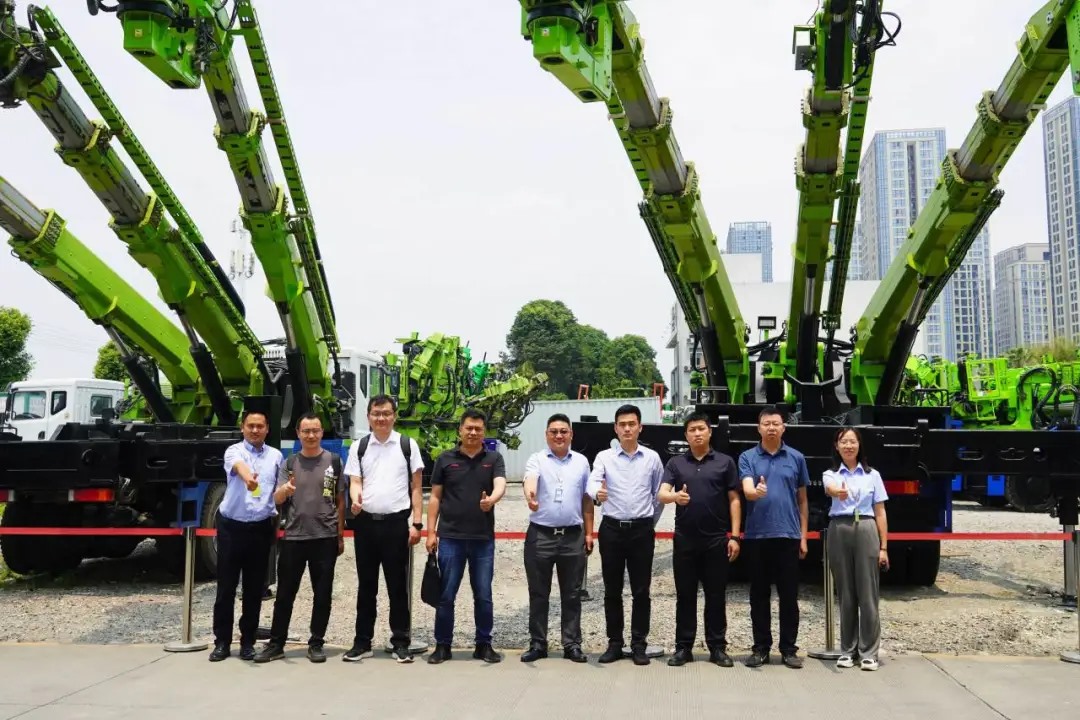 中鐵十一局五公司物資設備部長陳林一行蒞臨藍海智能考察交流(圖1)